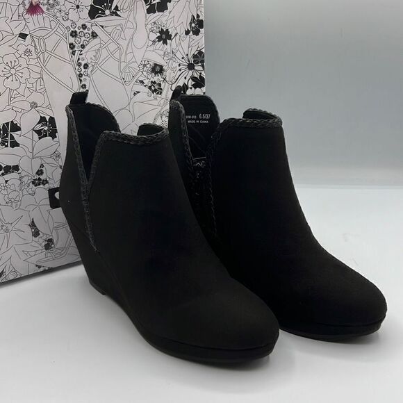 CL by Laundry Volcano Black Suede 6.5 - Picture 1 of 4